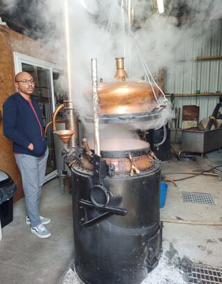 Bouilleur ambulant surveillant une distillation