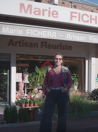 Portrait de Marie Fichera, artisane fleuriste, devant sa boutique
