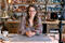 Jeune entrepreneuse souriante