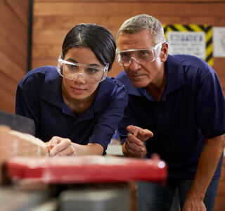 Apprentis menuiserie avec son maître d'apprentissage