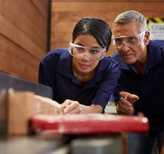 Apprentis menuiserie avec son maître d'apprentissage