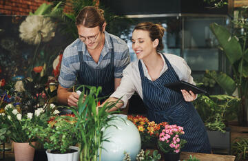 Artisan fleuriste avec son apprenti