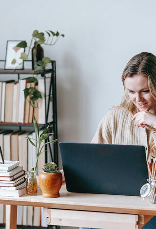 Jeune femme devant son ordinateur à son bureau