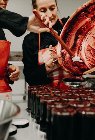 Confection des confitures Les cols rouges