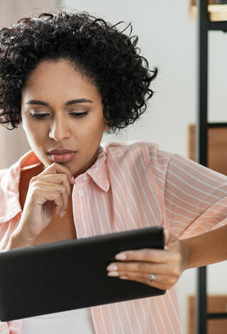 Jeune femme sur sa tablette