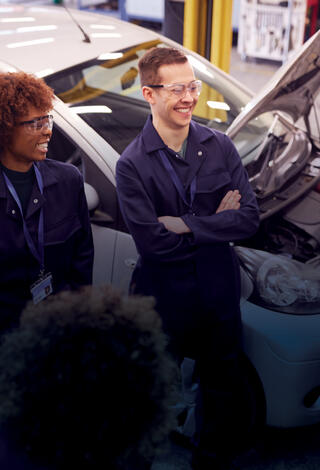 Jeunes apprentis souriants avec leur Maître d'apprentissage
