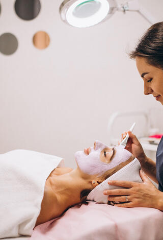 Artisane esthéticienne appliquant un masque à une cliente