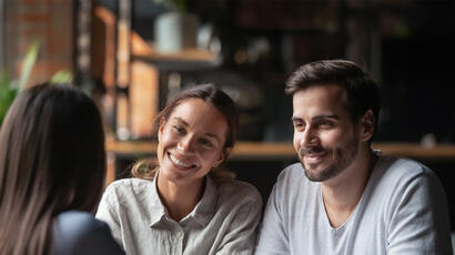 2 entrepreneurs souriants échangent avec une conseillère CMA