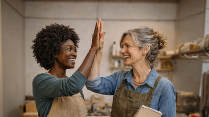 Une artisane complice avec l'artisane qui reprend son entreprise