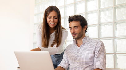 2 entrepreneurs souriants font leur facturation en ligne avec la solution des CMA