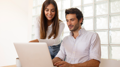2 entrepreneurs souriants font leur facturation en ligne avec la solution des CMA