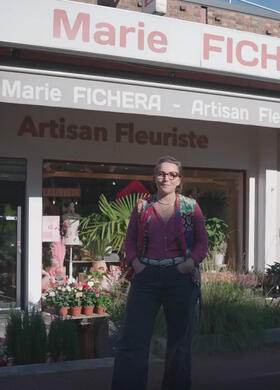 Portrait de Marie Fichera, artisane fleuriste, devant sa boutique